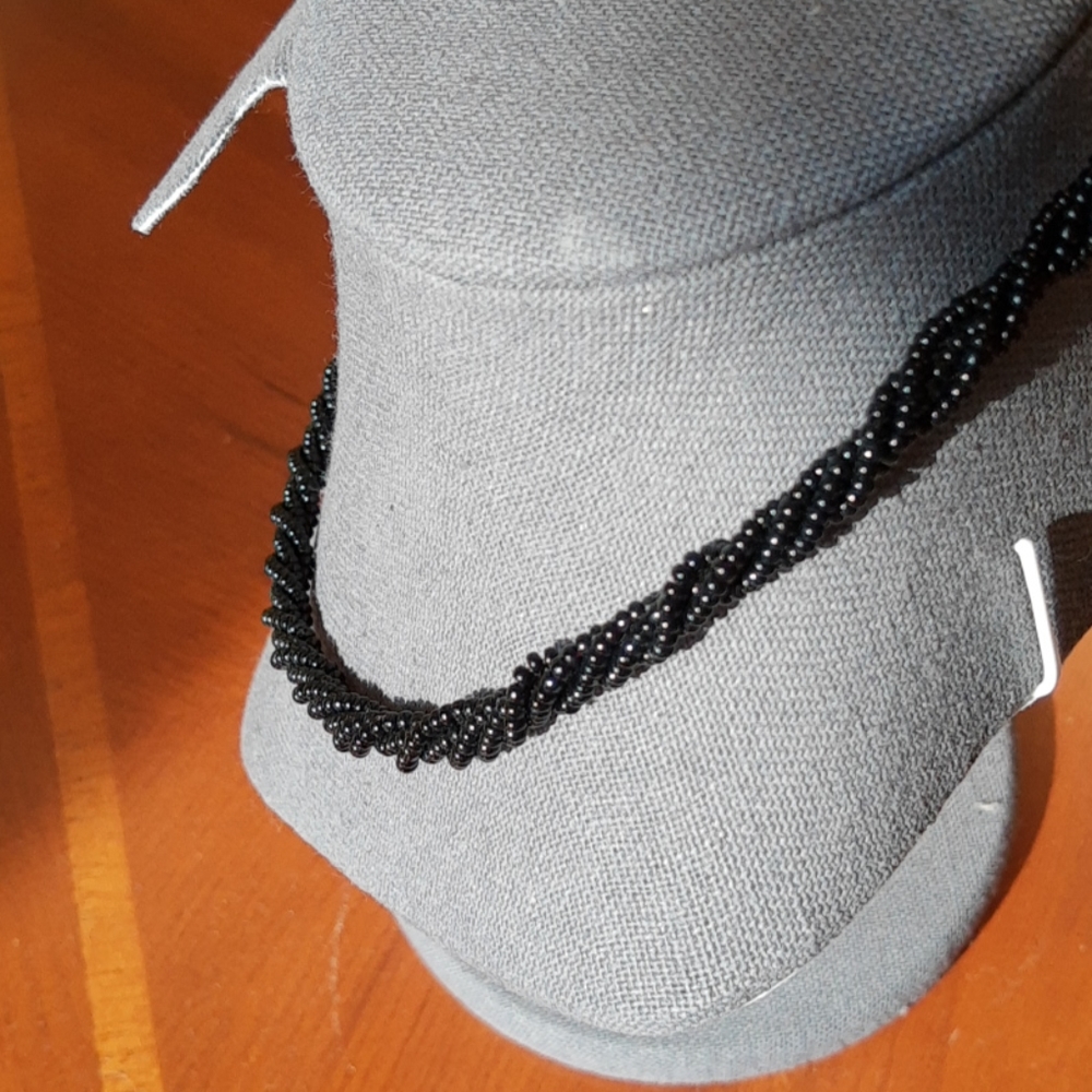 Black twisted beaded necklace.📿